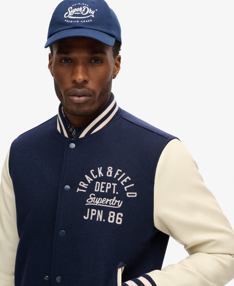 jaqueta bomber varsity chain stitch na cor azul marinho atlântico.