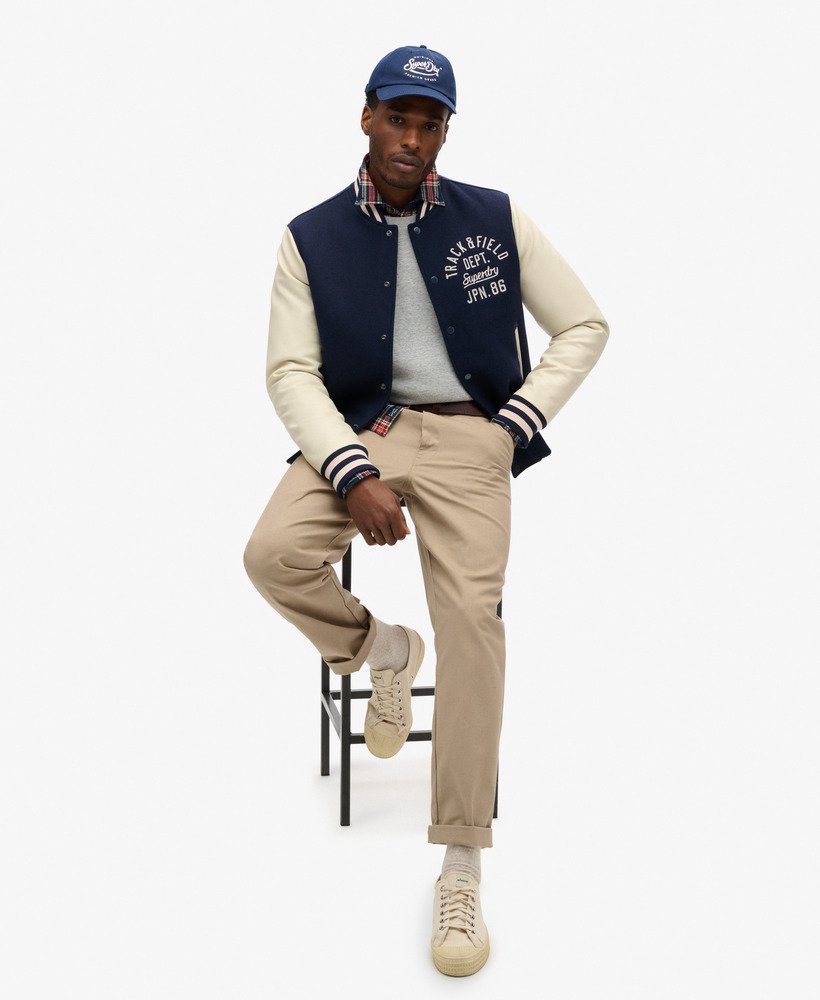 jaqueta bomber varsity chain stitch na cor azul marinho atlântico.