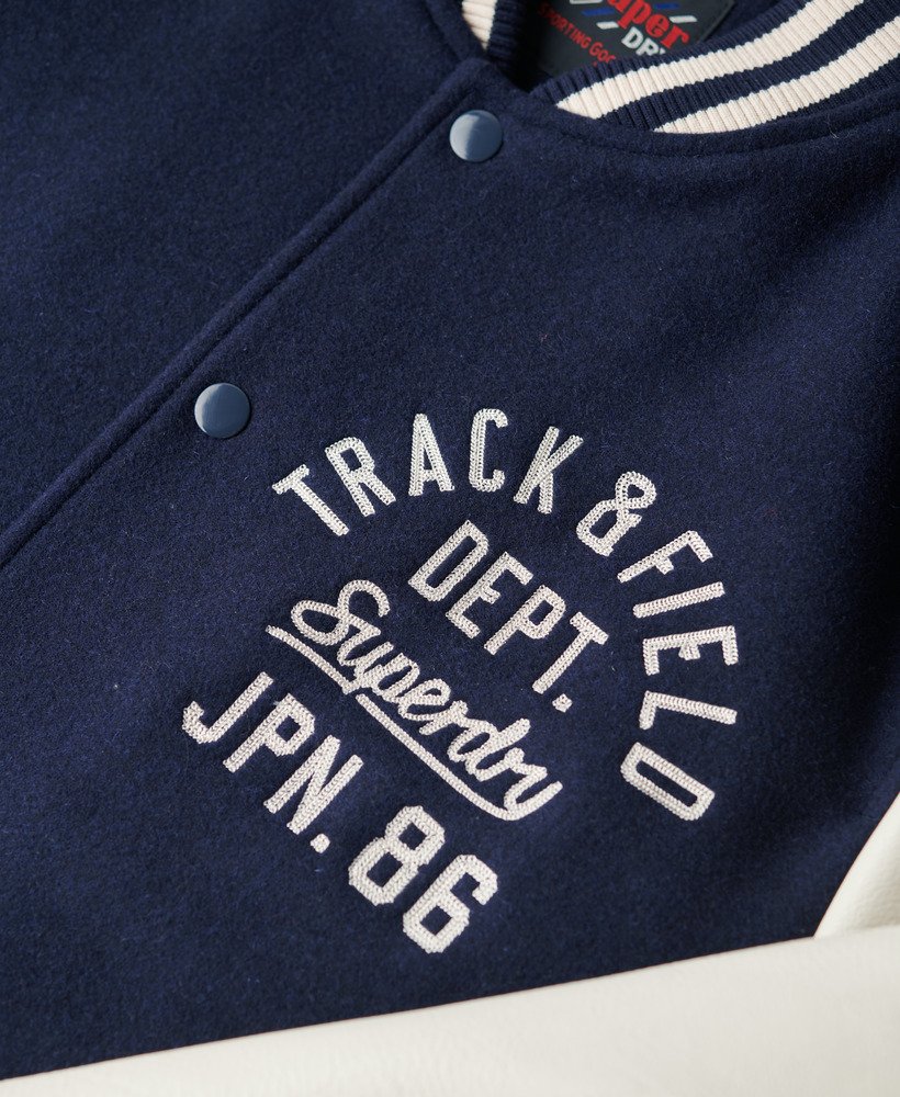 jaqueta bomber varsity chain stitch na cor azul marinho atlântico.