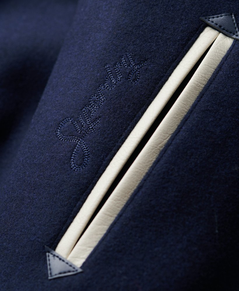 jaqueta bomber varsity chain stitch na cor azul marinho atlântico.