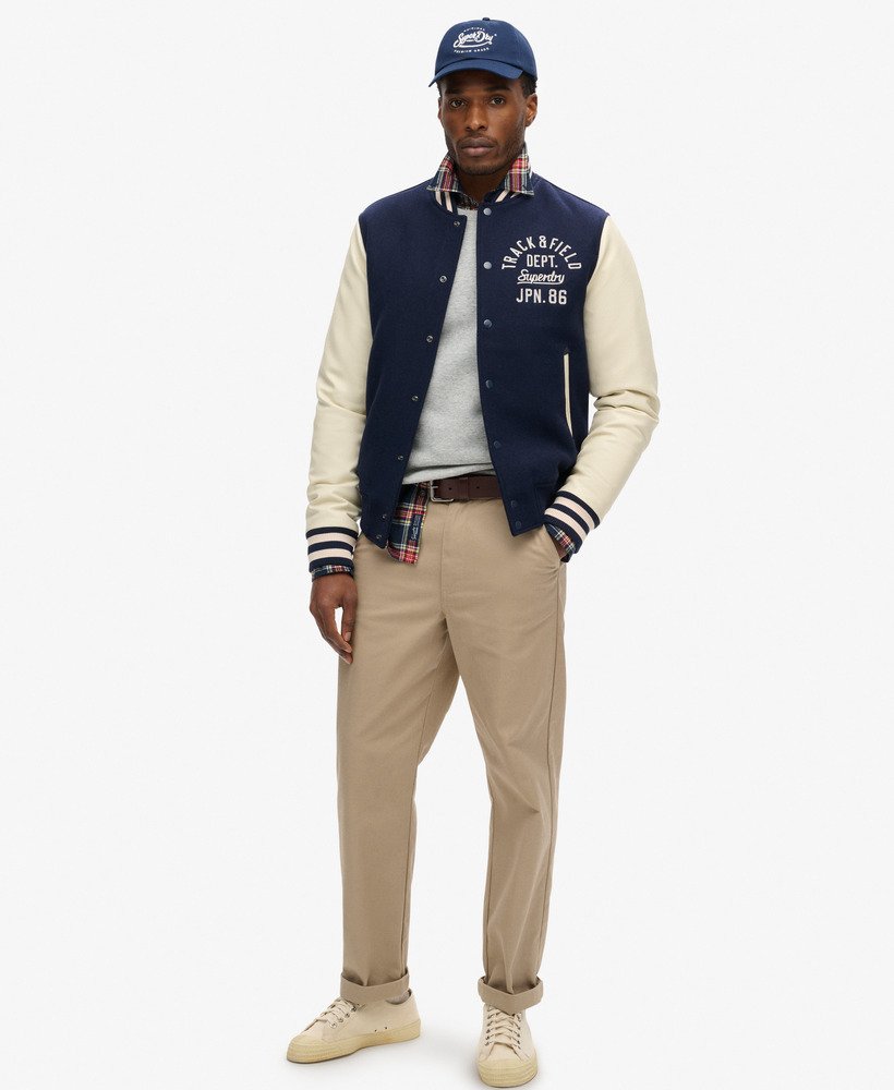 jaqueta bomber varsity chain stitch na cor azul marinho atlântico.