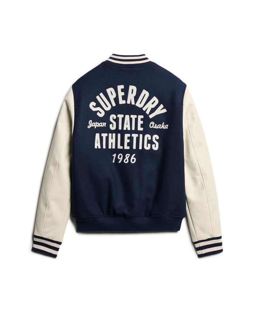 jaqueta bomber varsity chain stitch na cor azul marinho atlântico.