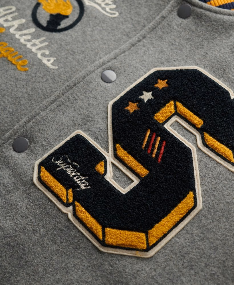Jaqueta Bomber com Patches Universitários