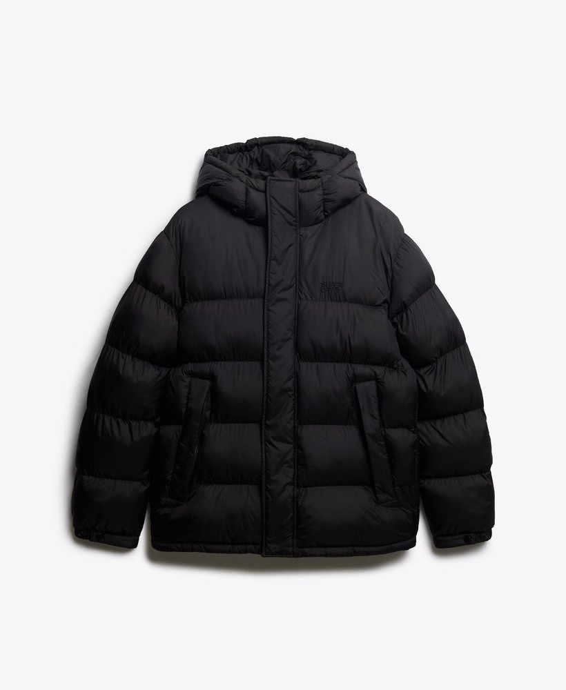 Jaqueta puffer preta com capuz.