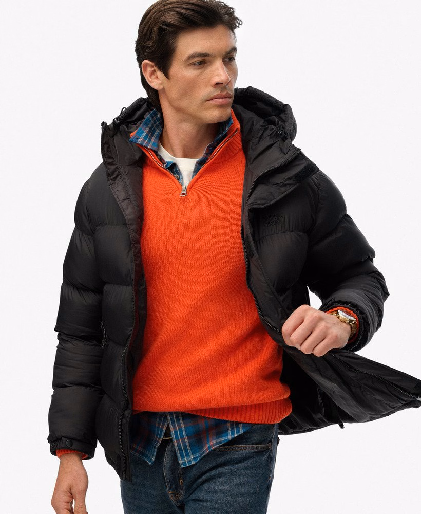 Jaqueta puffer preta com capuz.