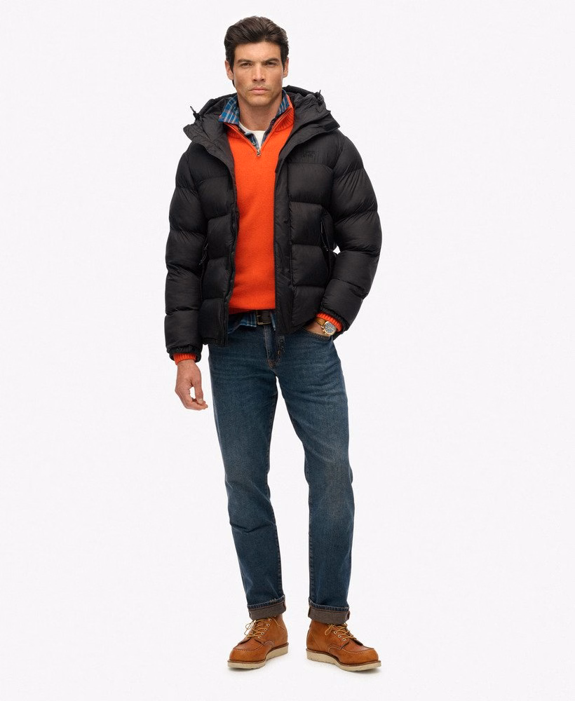 Jaqueta puffer preta com capuz.