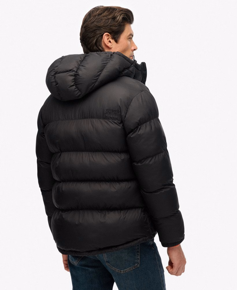 Jaqueta puffer preta com capuz.
