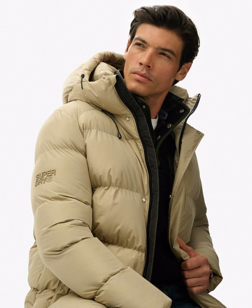 Jaqueta esportiva puffer com capuz e comprimento médio