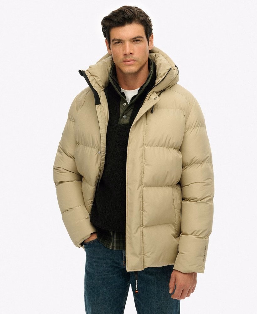 Jaqueta esportiva puffer com capuz e comprimento médio