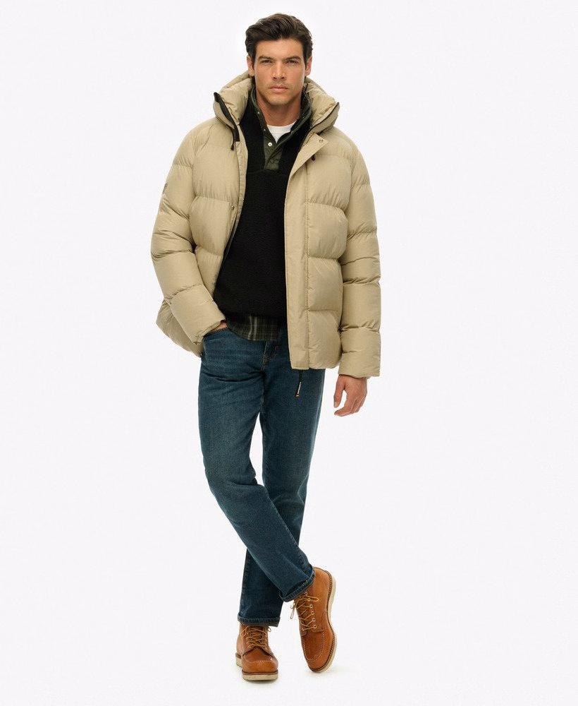 Jaqueta esportiva puffer com capuz e comprimento médio