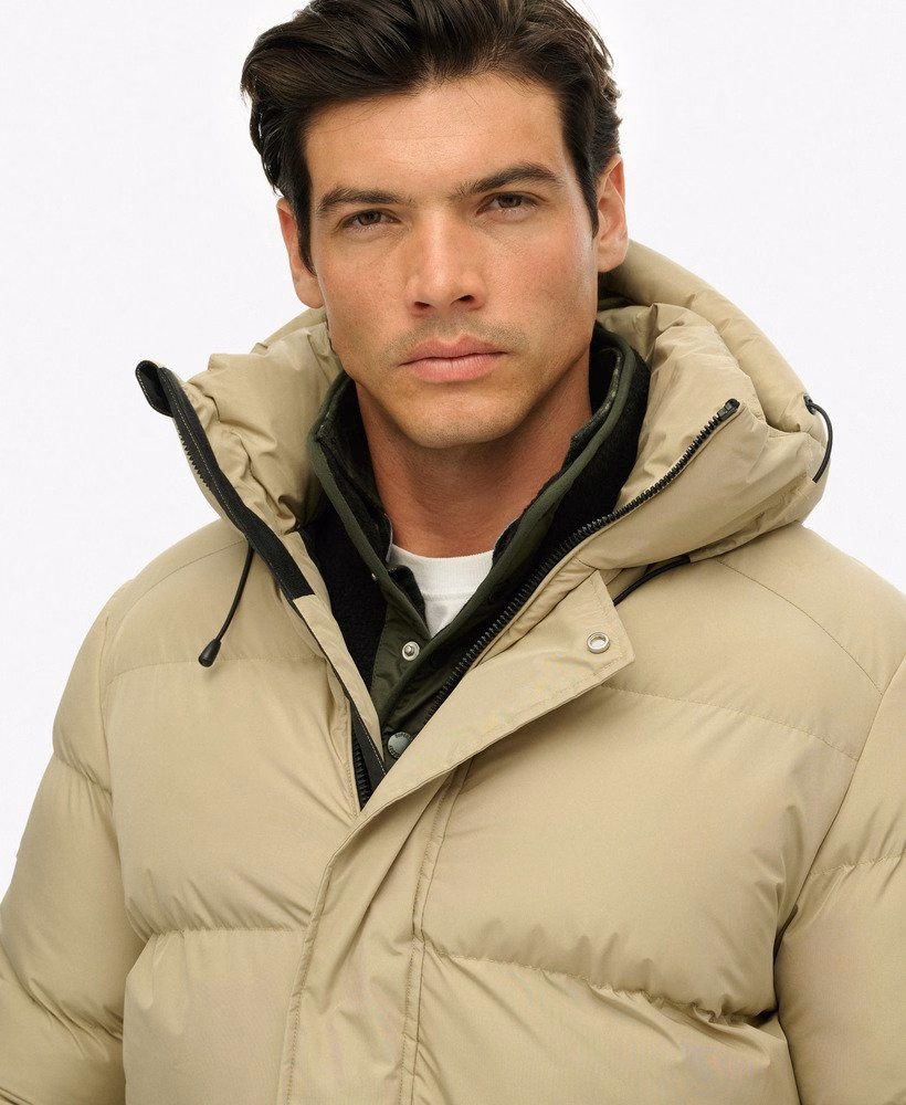Jaqueta esportiva puffer com capuz e comprimento médio