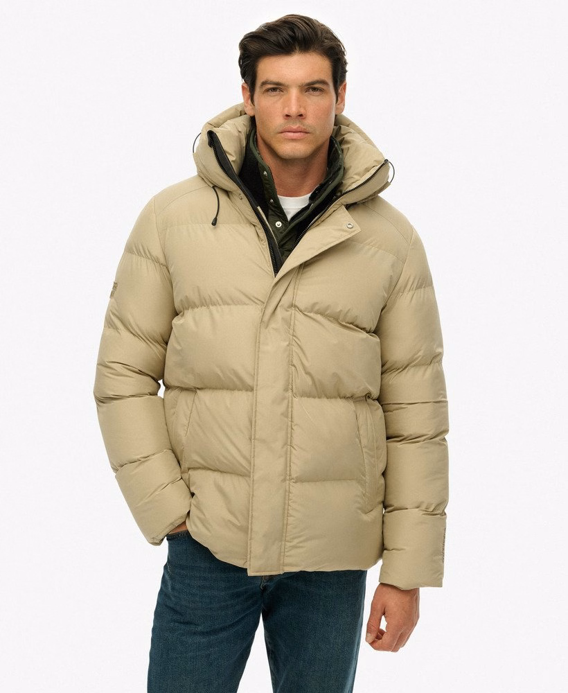 Jaqueta esportiva puffer com capuz e comprimento médio