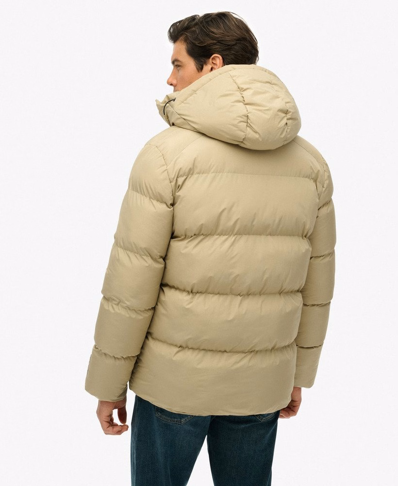 Jaqueta esportiva puffer com capuz e comprimento médio