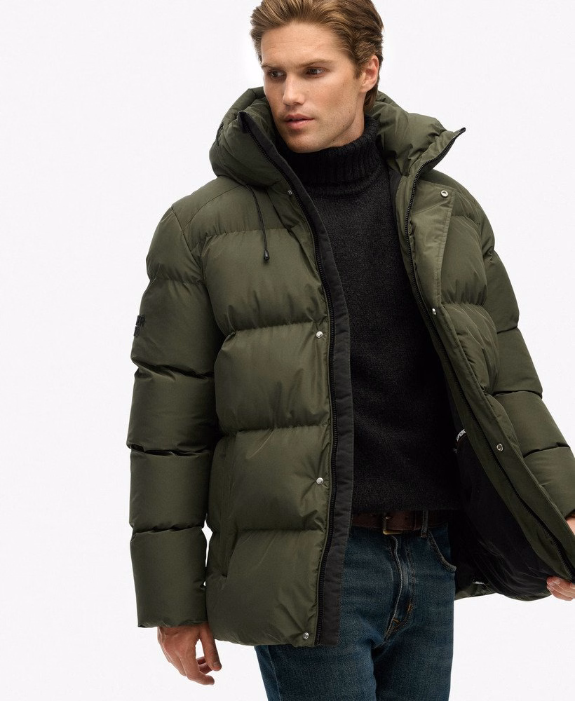 Jaqueta esportiva puffer com capuz e comprimento médio