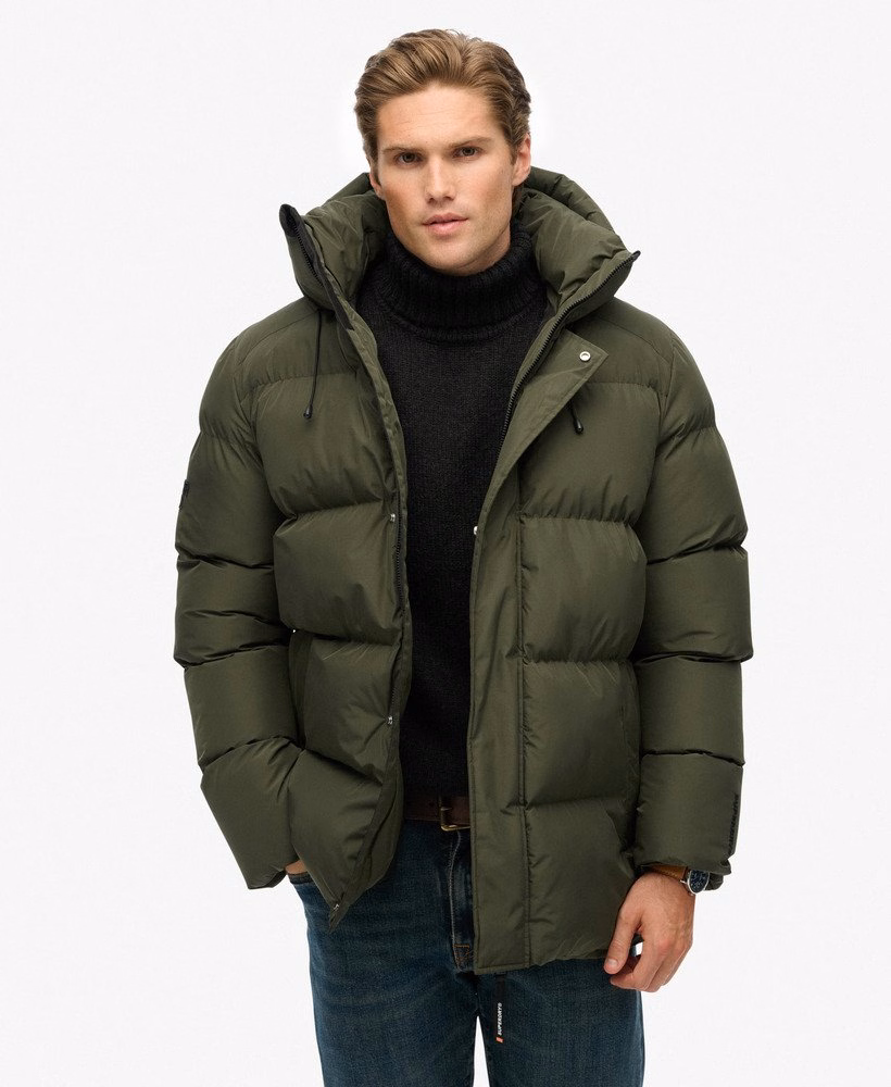 Jaqueta esportiva puffer com capuz e comprimento médio