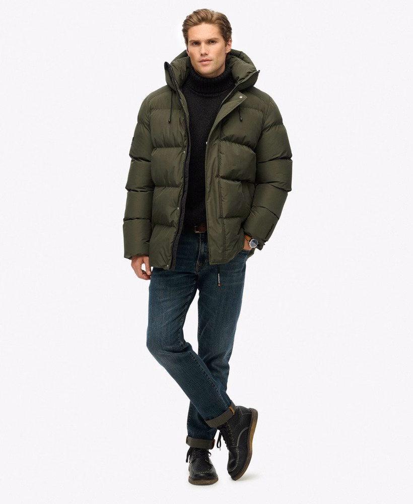 Jaqueta esportiva puffer com capuz e comprimento médio