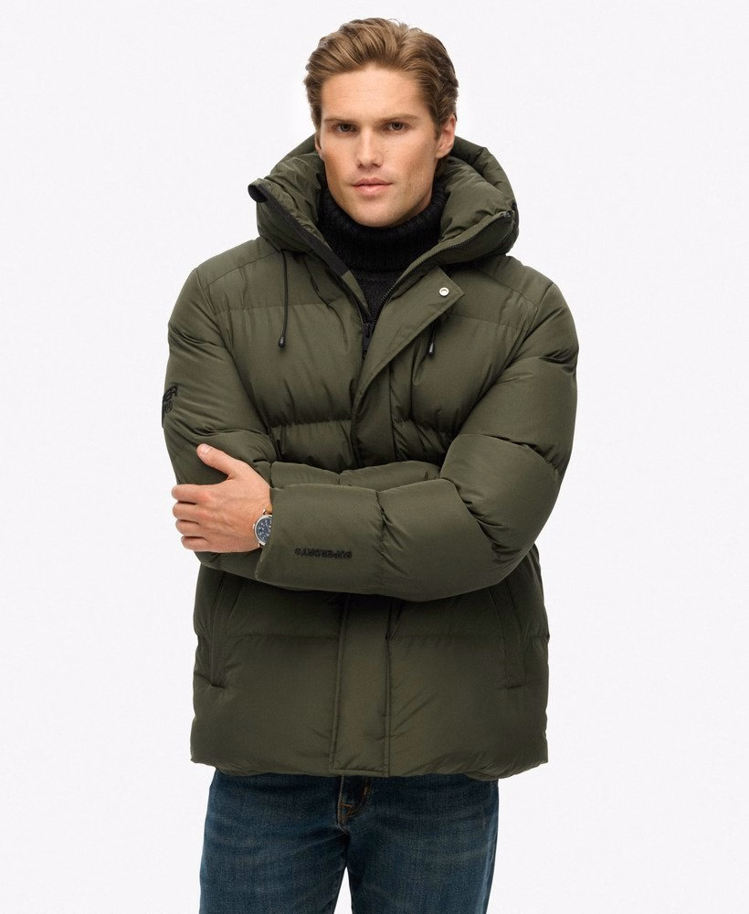 Jaqueta esportiva puffer com capuz e comprimento médio