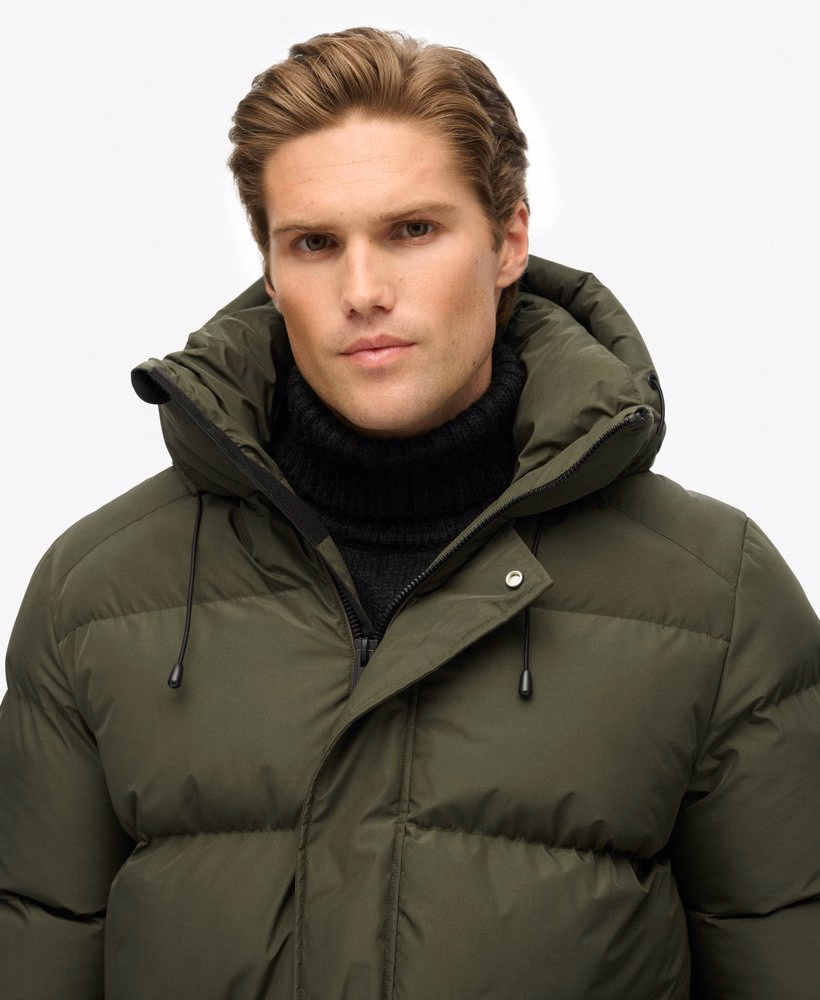Jaqueta esportiva puffer com capuz e comprimento médio