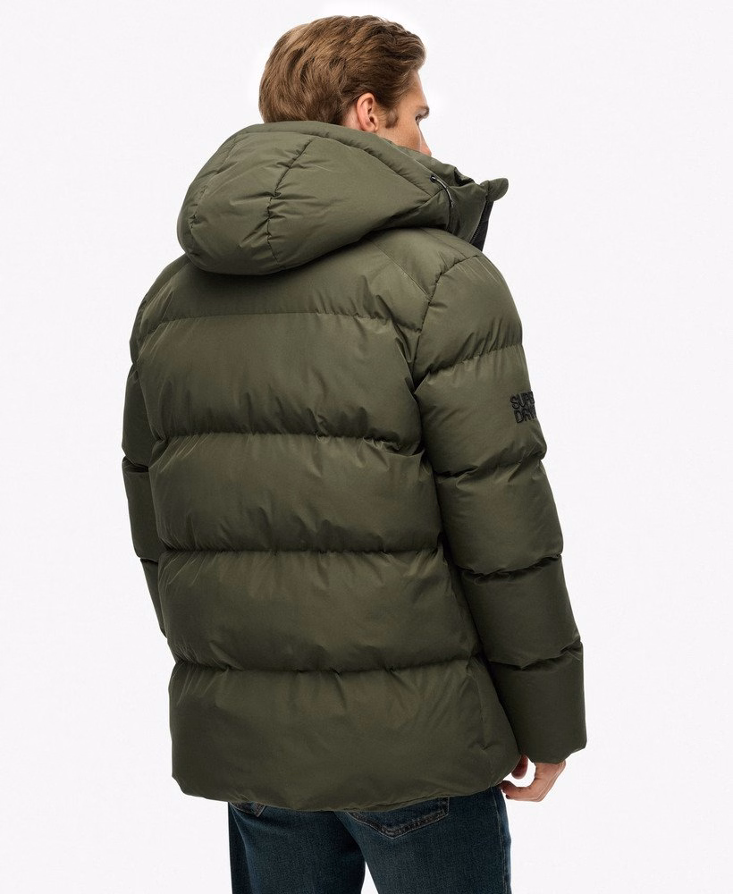 Jaqueta esportiva puffer com capuz e comprimento médio