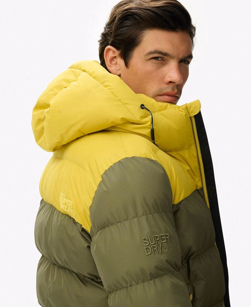 Jaqueta puffer com capuz em blocos de cores