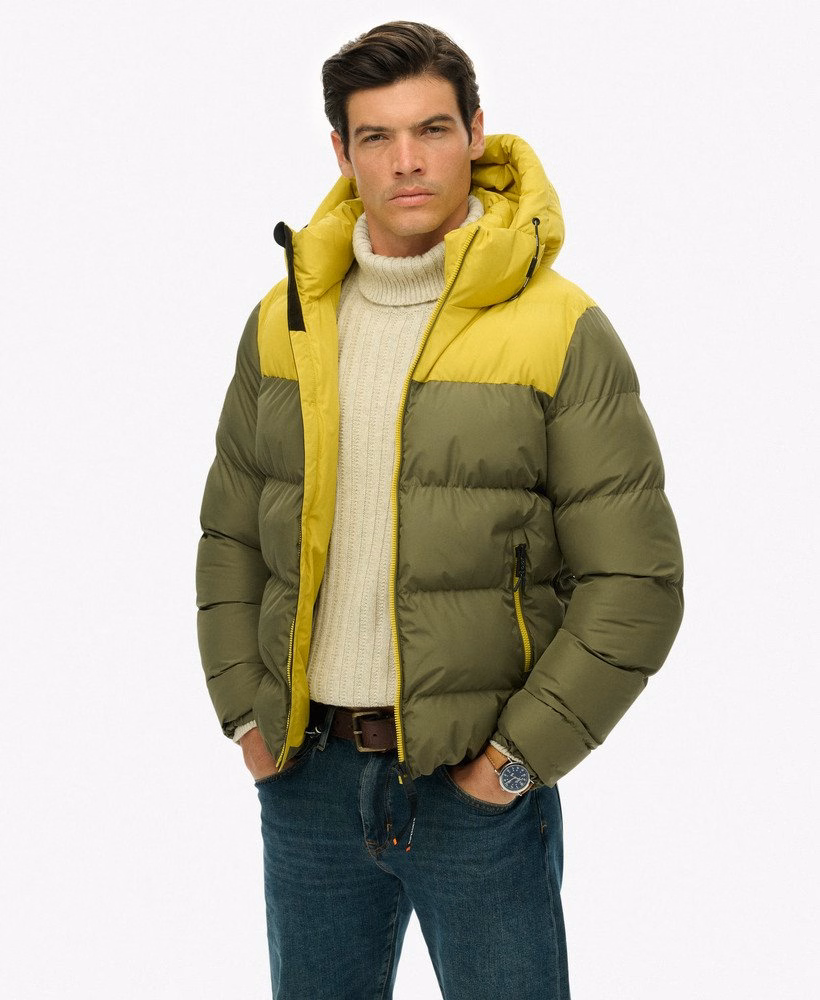 Jaqueta puffer com capuz em blocos de cores