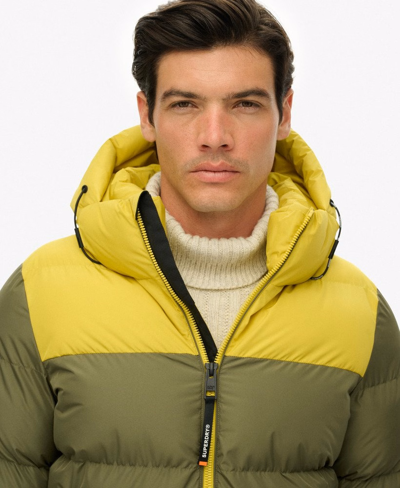 Jaqueta puffer com capuz em blocos de cores