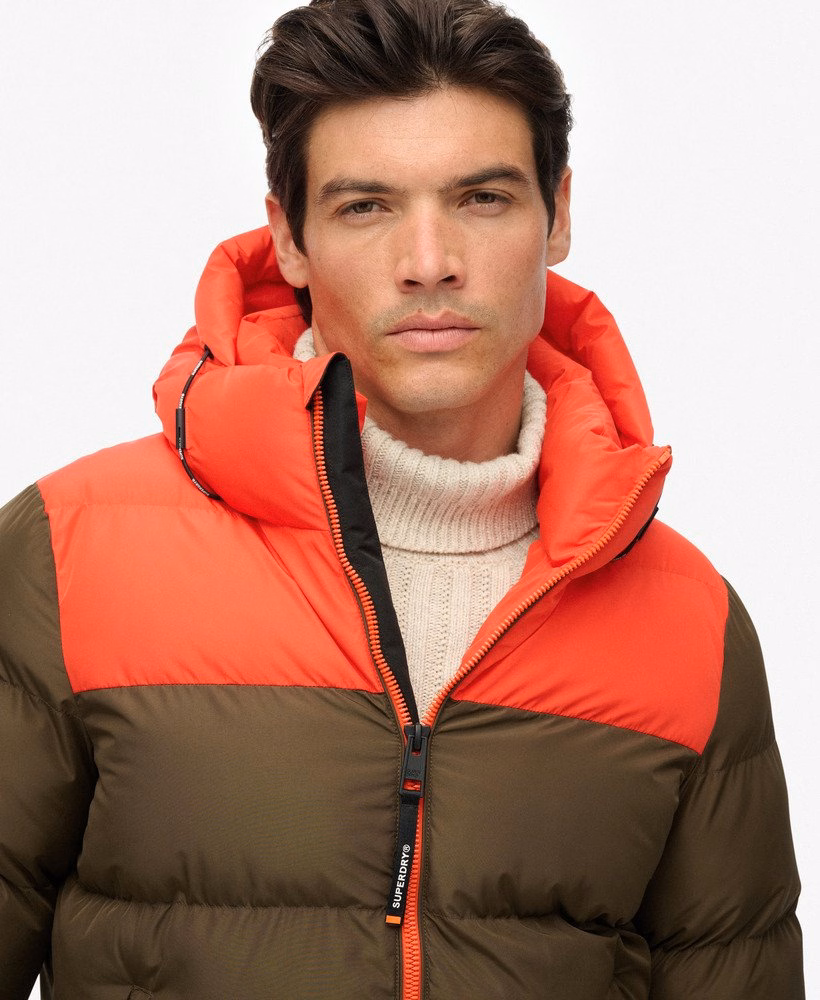 Jaqueta puffer com capuz em blocos de cores