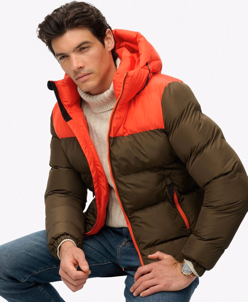 Jaqueta puffer com capuz em blocos de cores