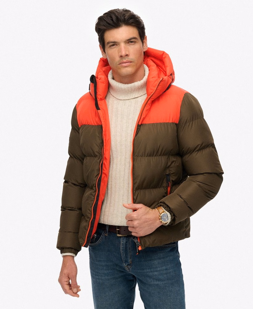 Jaqueta puffer com capuz em blocos de cores
