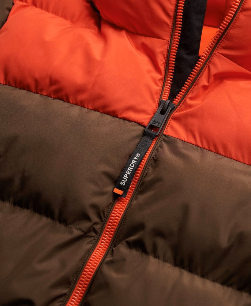 Jaqueta puffer com capuz em blocos de cores