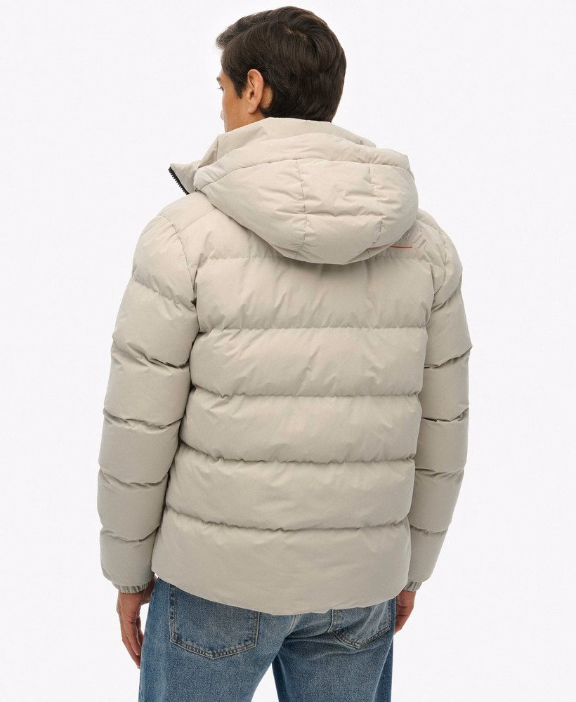 Jaqueta puffer esportiva com capuz em microfibra