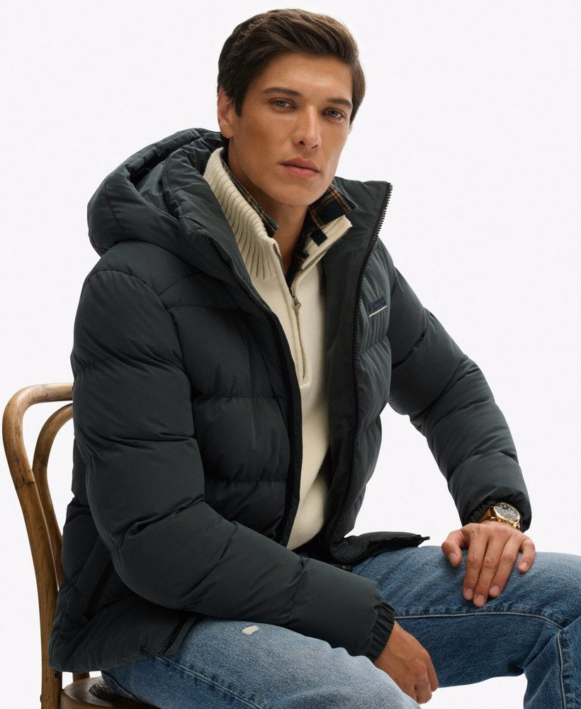 Jaqueta puffer esportiva com capuz em microfibra