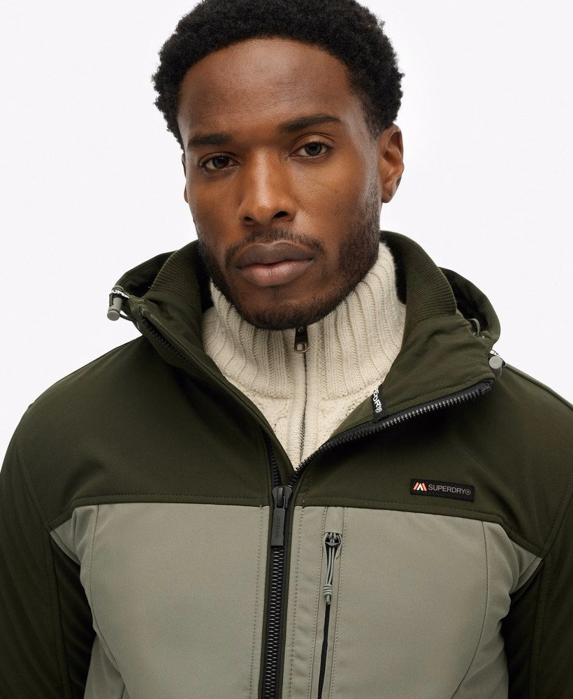 Jaqueta Softshell com Capuz e Blocos de Cores