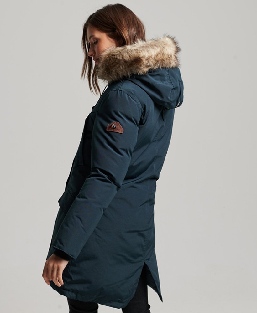 casaco parka com capuz e forro de plumas de pele sintética na cor azul marinho.