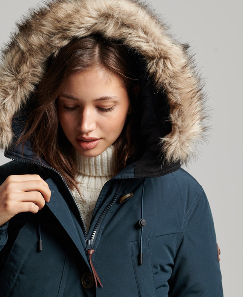 casaco parka com capuz e forro de plumas de pele sintética na cor azul marinho.