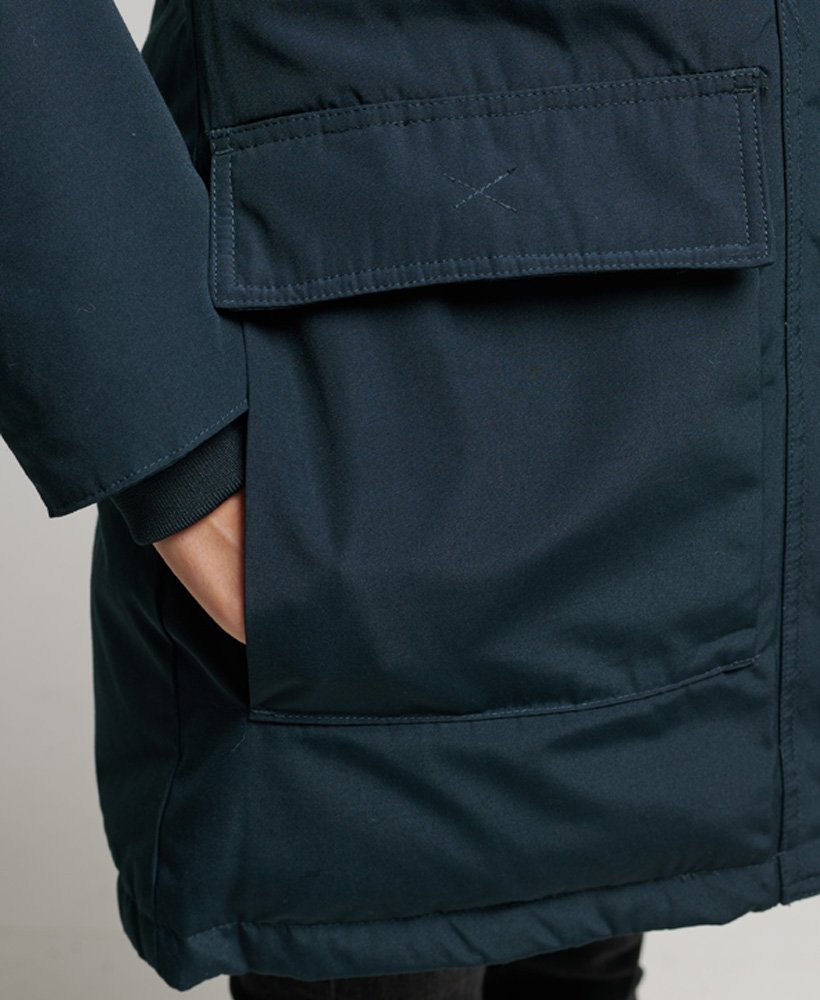casaco parka com capuz e forro de plumas de pele sintética na cor azul marinho.