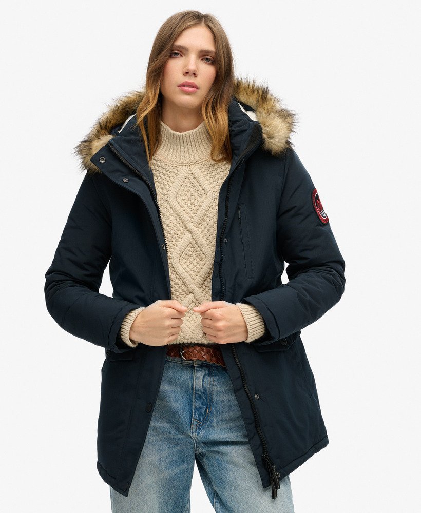 casaco parka com capuz everest em pele sintética na cor azul marinho eclipse.