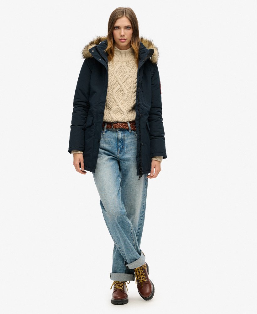 casaco parka com capuz everest em pele sintética na cor azul marinho eclipse.