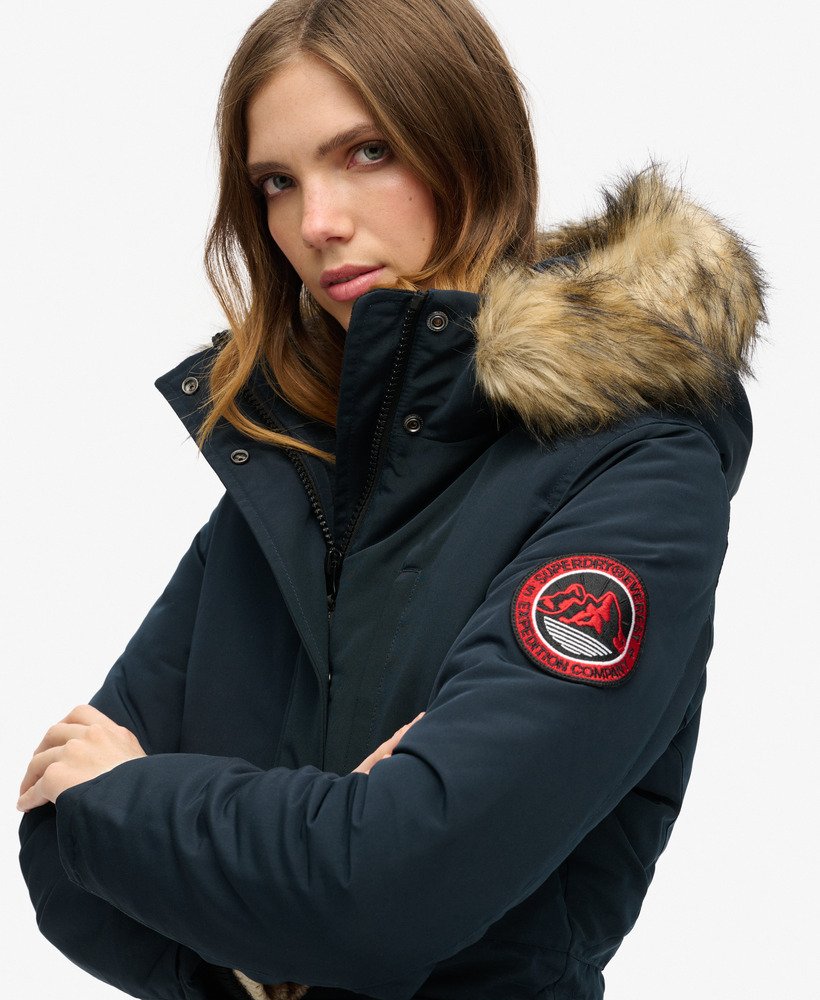 casaco parka com capuz everest em pele sintética na cor azul marinho eclipse.