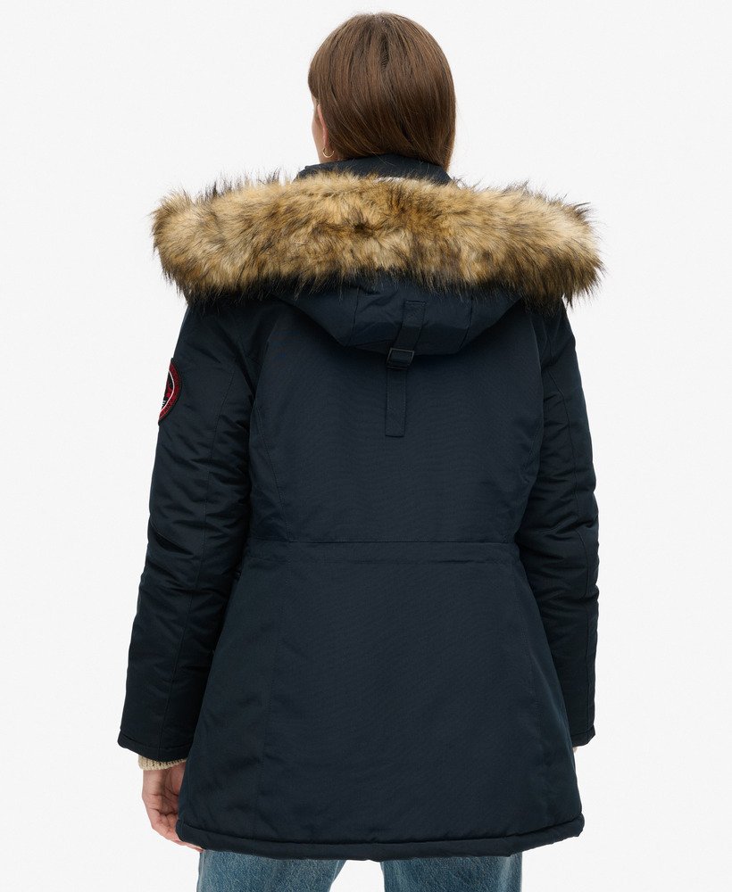casaco parka com capuz everest em pele sintética na cor azul marinho eclipse.
