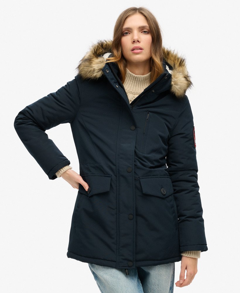 casaco parka com capuz everest em pele sintética na cor azul marinho eclipse.