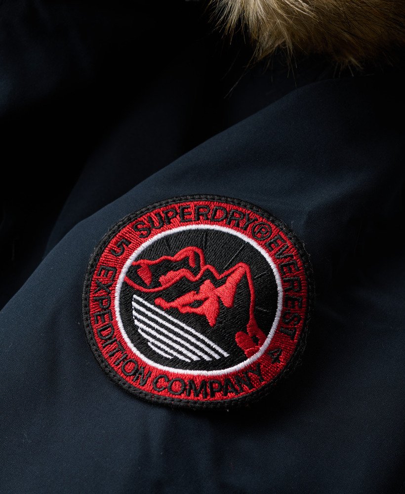 casaco parka com capuz everest em pele sintética na cor azul marinho eclipse.