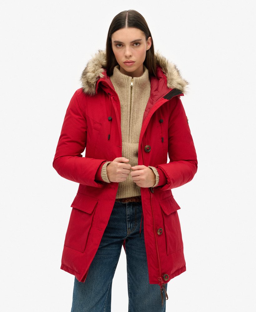 casaco parka com capuz e forro de plumas sintéticas na cor pimenta.
