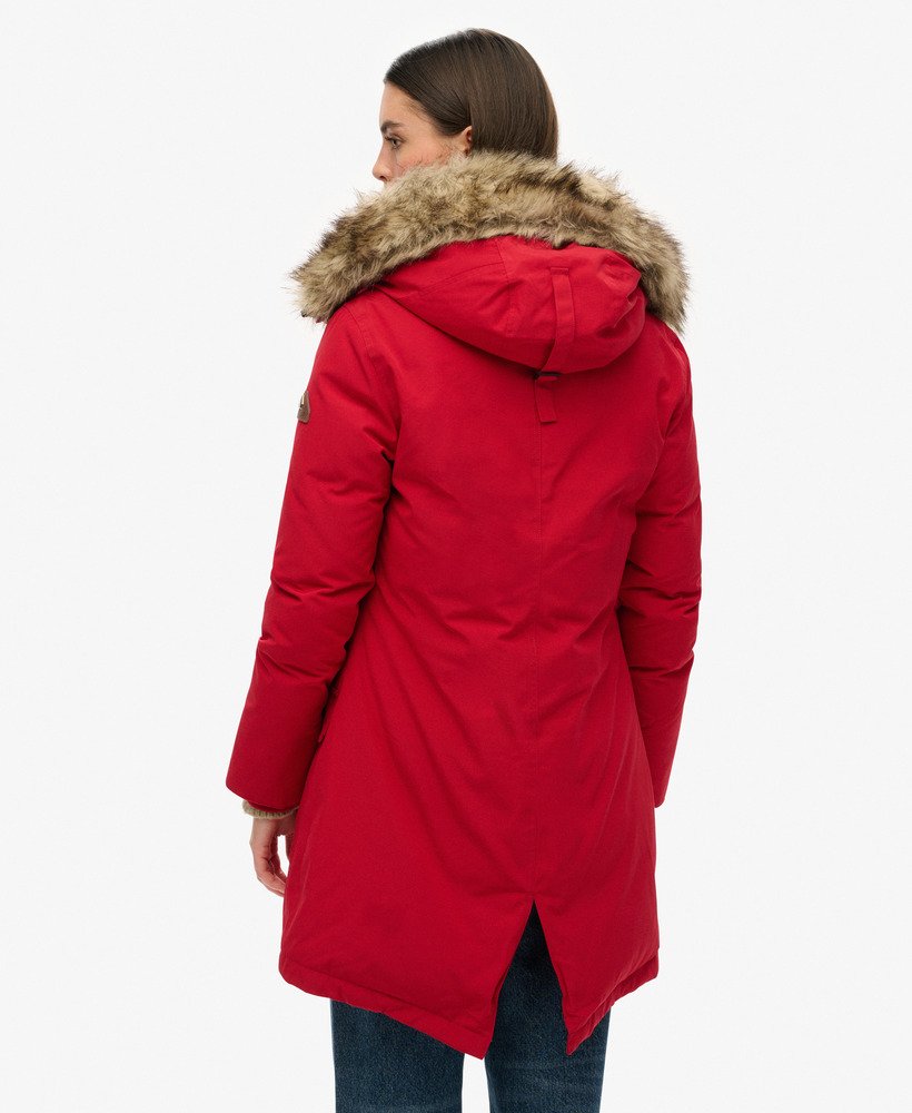 casaco parka com capuz e forro de plumas sintéticas na cor pimenta.