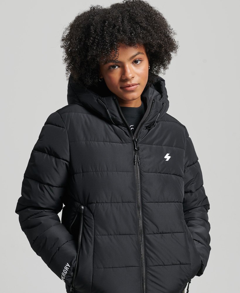 jaqueta puffer spirit sports com capuz na cor preta.