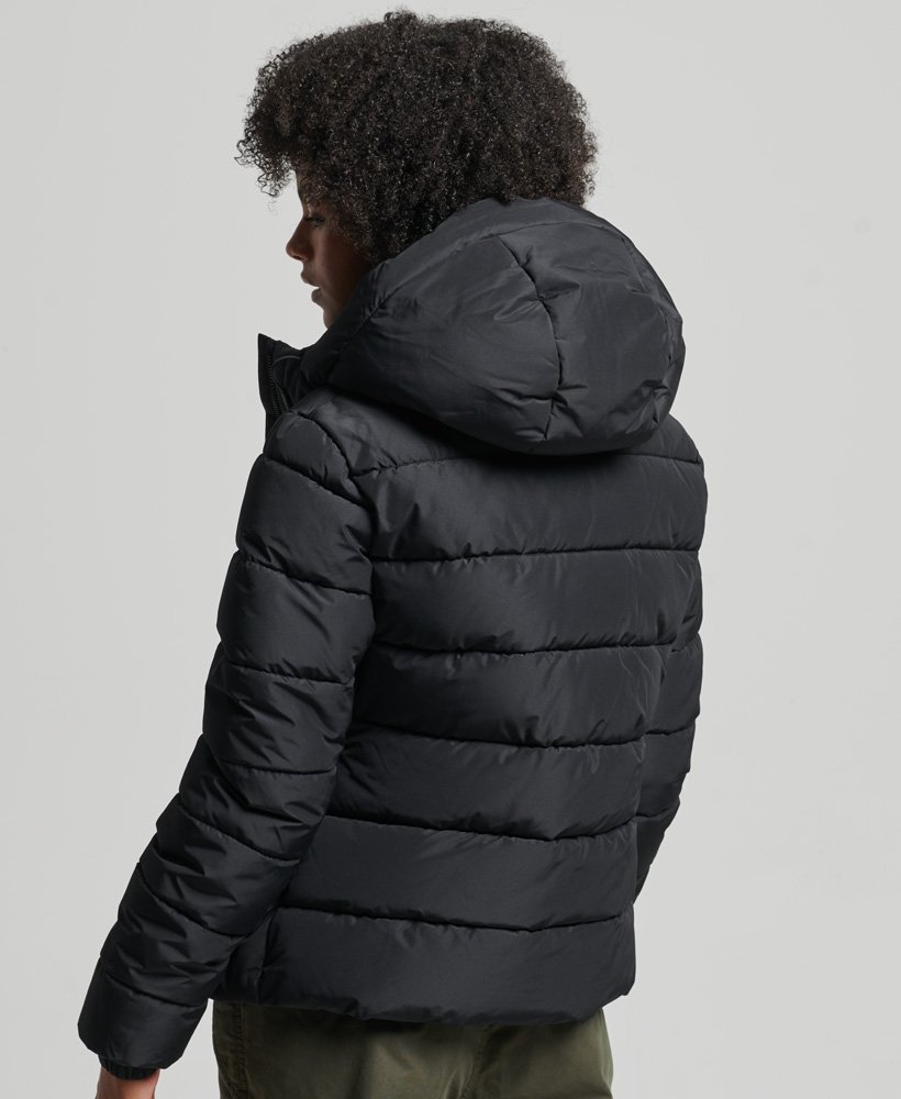 jaqueta puffer spirit sports com capuz na cor preta.