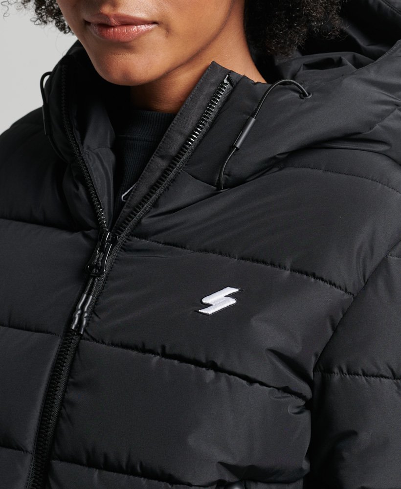 jaqueta puffer spirit sports com capuz na cor preta.