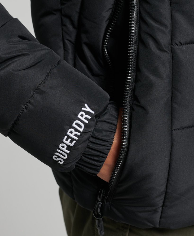 jaqueta puffer spirit sports com capuz na cor preta.