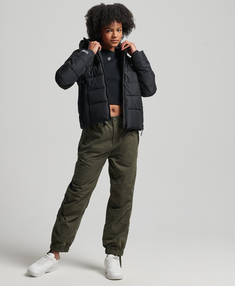 jaqueta puffer spirit sports com capuz na cor preta.