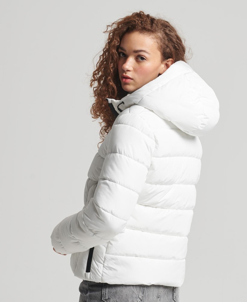 jaqueta puffer spirit sports com capuz na cor Óptica